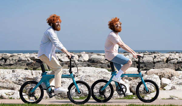 Deux hommes faisant du vélo électrique sur la plage