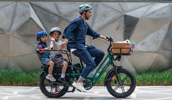 Homme roulant à vélo électrique Fiido T2 portant deux enfants