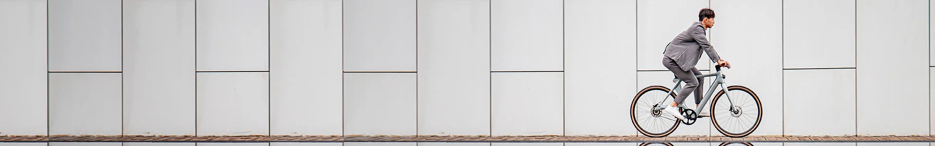 Homme monté sur un vélo électrique en fibre de carbone Fiido Air