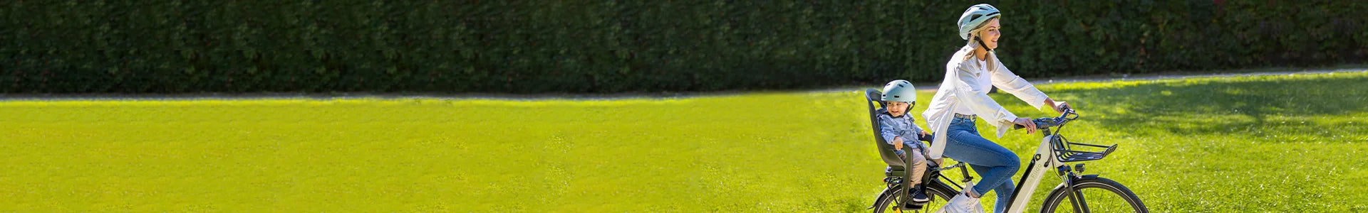 Une mère fait du vélo électrique Fiido C11 avec son enfant