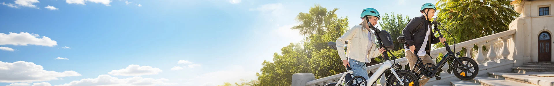 Un homme et une femme portent un mini vélo électrique Fiido D3 Pro dans les escaliers