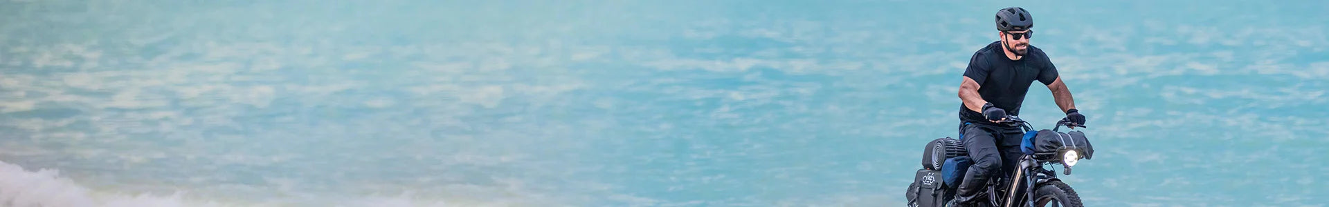 Homme chevauchant un vélo électrique tout-terrain Fiido Titan