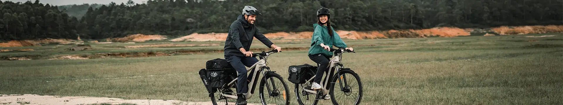 Un couple explore la nature à vélo électrique Fiido Nomads.