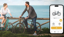 Un homme et une femme échangent des informations sur les vélos Fiido via la connectivité Bluetooth.