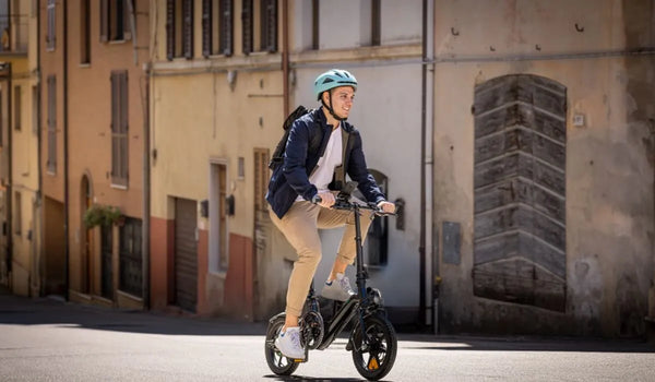 Un homme conduit un vélo électrique Fiido D3 Pro en ville.