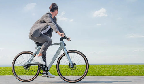 Un homme roule à toute vitesse sur un vélo électrique Fiido Air sur la route.