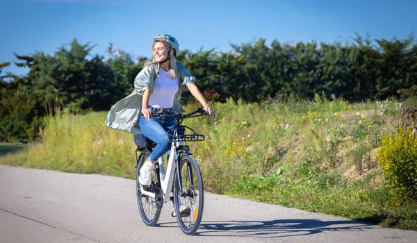 Une femme conduit une Fiido C11 sur la route