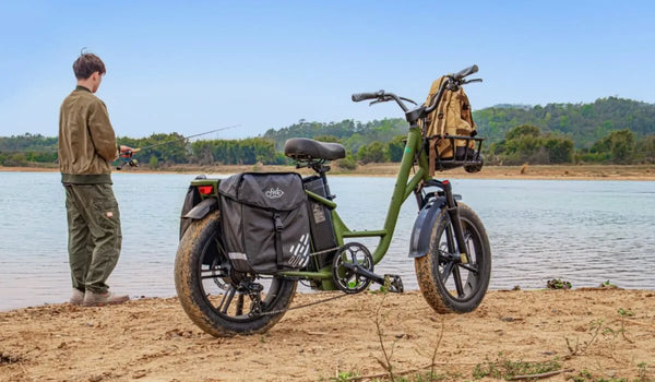 Un vélo électrique Fiido T1 Pro est temporairement garé sous un arbre.