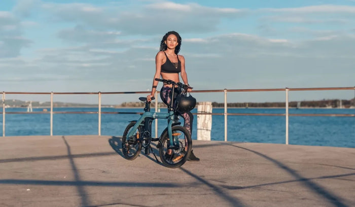 Une femme conduit un vélo électrique Fiido D11 pour faire de l'exercice