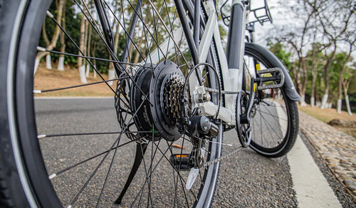 L'image montre le moteur du vélo électrique Fiido.