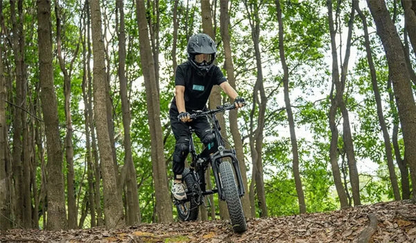 Homme chevauchant un Fiido M21 tout-terrain