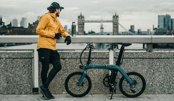 Homme et vélo électrique Fiido D11 près du pont