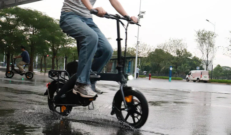 Femme conduisant un vélo électrique Fiido D3 pro sur l'eau