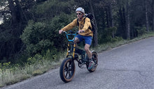 Patxi Usobiaga roule sur le vélo électrique à gros pneus Fiido M1 Pro sur la route