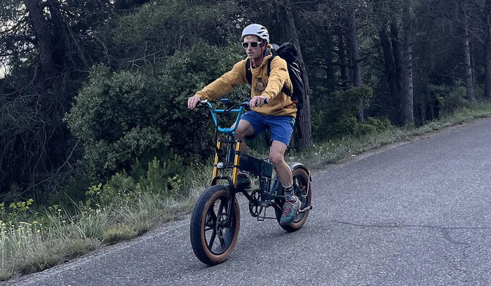 Patxi Usobiaga roule sur le vélo électrique à gros pneus Fiido M1 Pro sur la route