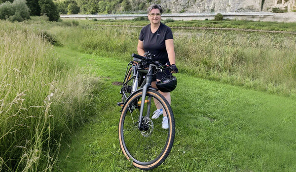 Jana photographiée avec le vélo électrique gravel Fiido C21