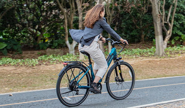 Femme conduisant un vélo électrique Fiido C11 sur la route