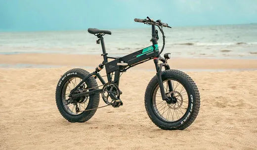 Vélo électrique à gros pneus Fiido M1 pro garé sur la plage