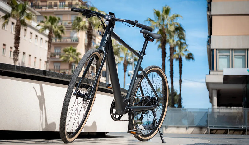 Un vélo électrique Fiido C21 est stationné temporairement sur le bord de la route