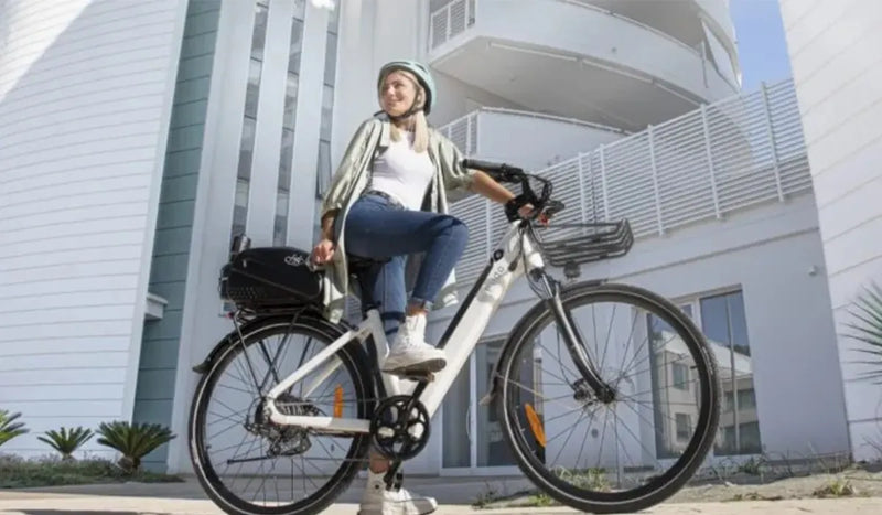 Une femme sur un vélo électrique Fiido C11 Pro