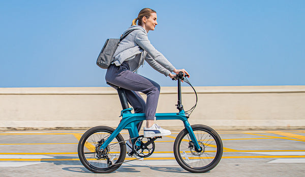 Une femme fait du vélo électrique Fiido X dans la rue