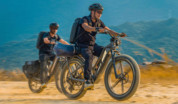 Deux hommes faisant du vélo électrique