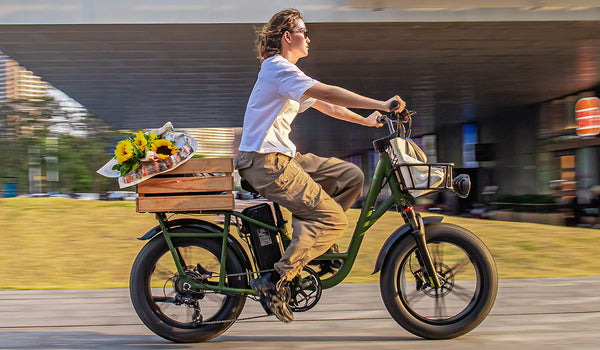 Femme faisant du vélo électrique Fiido T1pro dans la rue