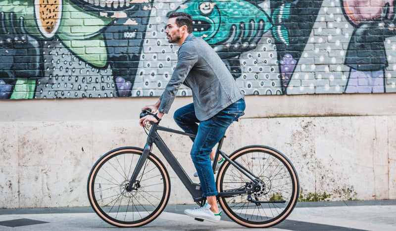 Homme chevauchant un vélo électrique Fiido C21 dans la rue