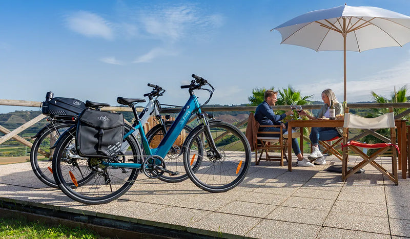 Un homme et une femme se reposent à côté des vélos électriques Fiido C11