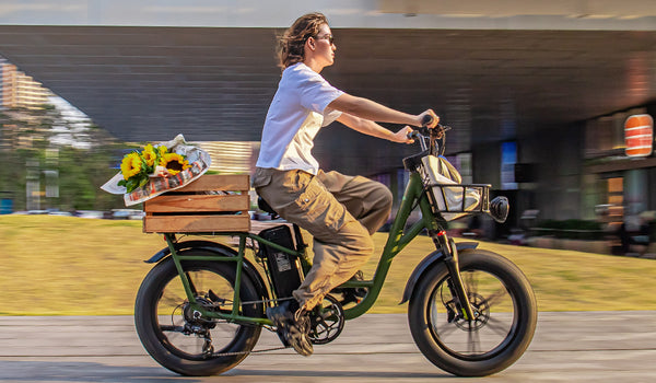 Femme faisant du vélo électrique