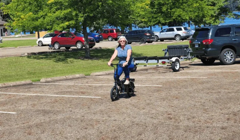 Une femme sur un vélo électrique Fiido L3 près du parking.