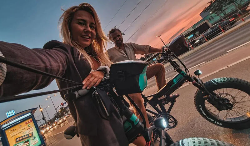 Une femme sort sur un vélo électrique Fiido avec sa famille