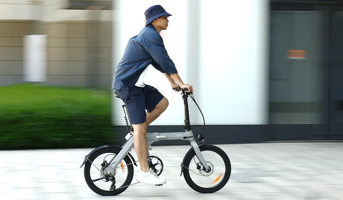 Un homme circule à vélo électrique Fiido D11 en ville.