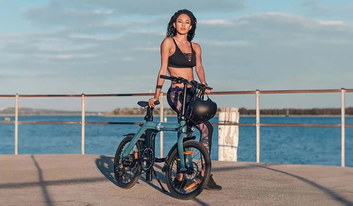 Femme avec Fiido D11 sur une promenade au bord du lac, soulignant son style.