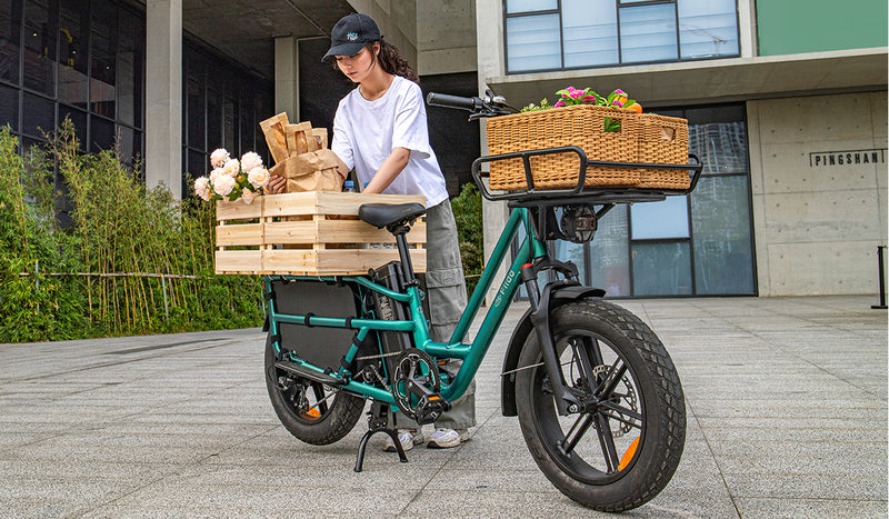 Femme arrangeant des marchandises sur un vélo électrique Fiido T2