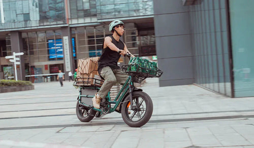 Vélo électrique Fiido T2, idéal pour transporter ses courses en ville.