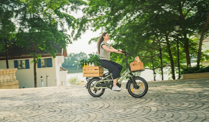 Une femme sur le vélo électrique Fiido T3 sur la route