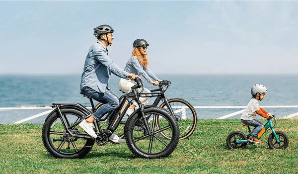 Famille en vélo électrique Fiido