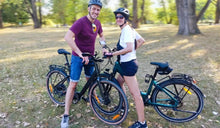 Un couple fait de l’exercice en roulant sur les vélos électriques légers Fiido.
