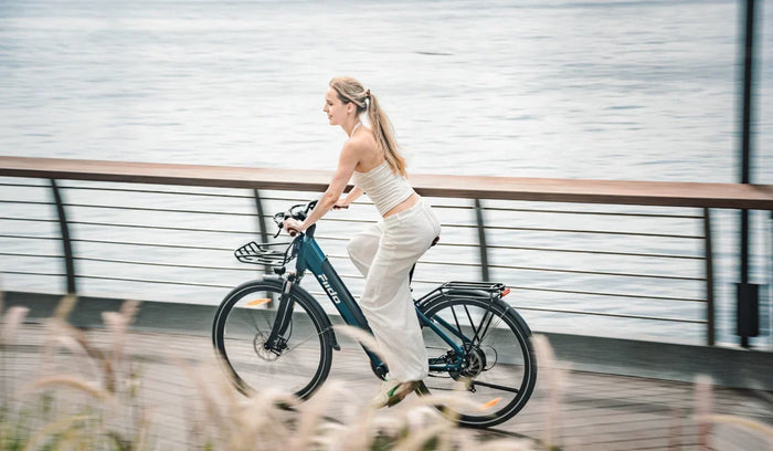 Une femme roule sur le vélo électrique léger Fiido C11 Pro.