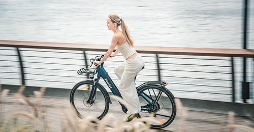 Une femme roule sur la route avec un vélo électrique urbain léger Fiido C11 Pro.