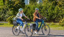 Deux personnes roulent avec le vélo électrique léger Fiido C11.