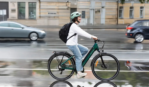 Une femme se rend au travail avec un Fiido C11 Pro vélo électrique.