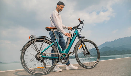 Un homme retire la batterie d'un vélo électrique léger Fiido C11 Pro.