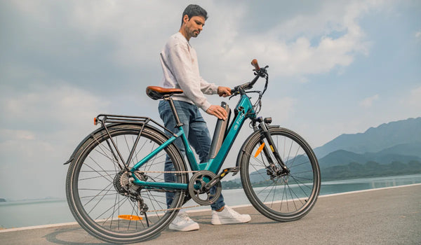 Un homme retire la batterie d'un vélo électrique léger Fiido C11 Pro.