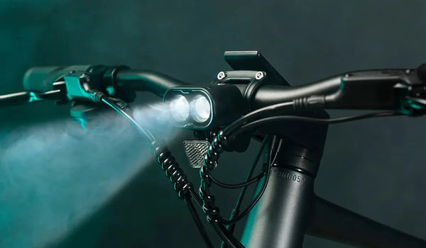 Le phare d'un vélo électrique urbain Fiido C21 est allumé.