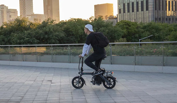 Homme conduisant un vélo électrique Fiido L3 sur la route