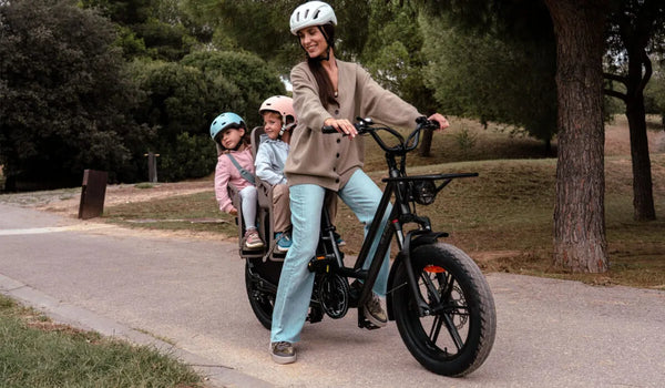Une femme utilise un vélo électrique double siège Fiido T2 avec ses deux enfants.