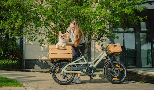 Une femme et un petit chien sur le Fiido T3