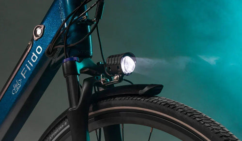 9 accessoires essentiels pour rouler en vélo électrique la nuit en toute sécurité